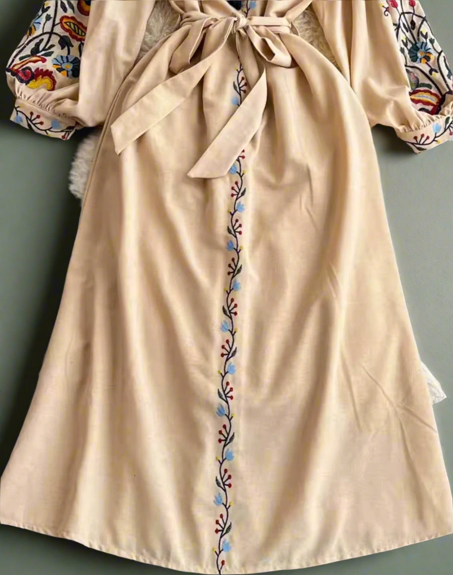 Beige embroidered midi dress, long sleeves, with adjustable tie.